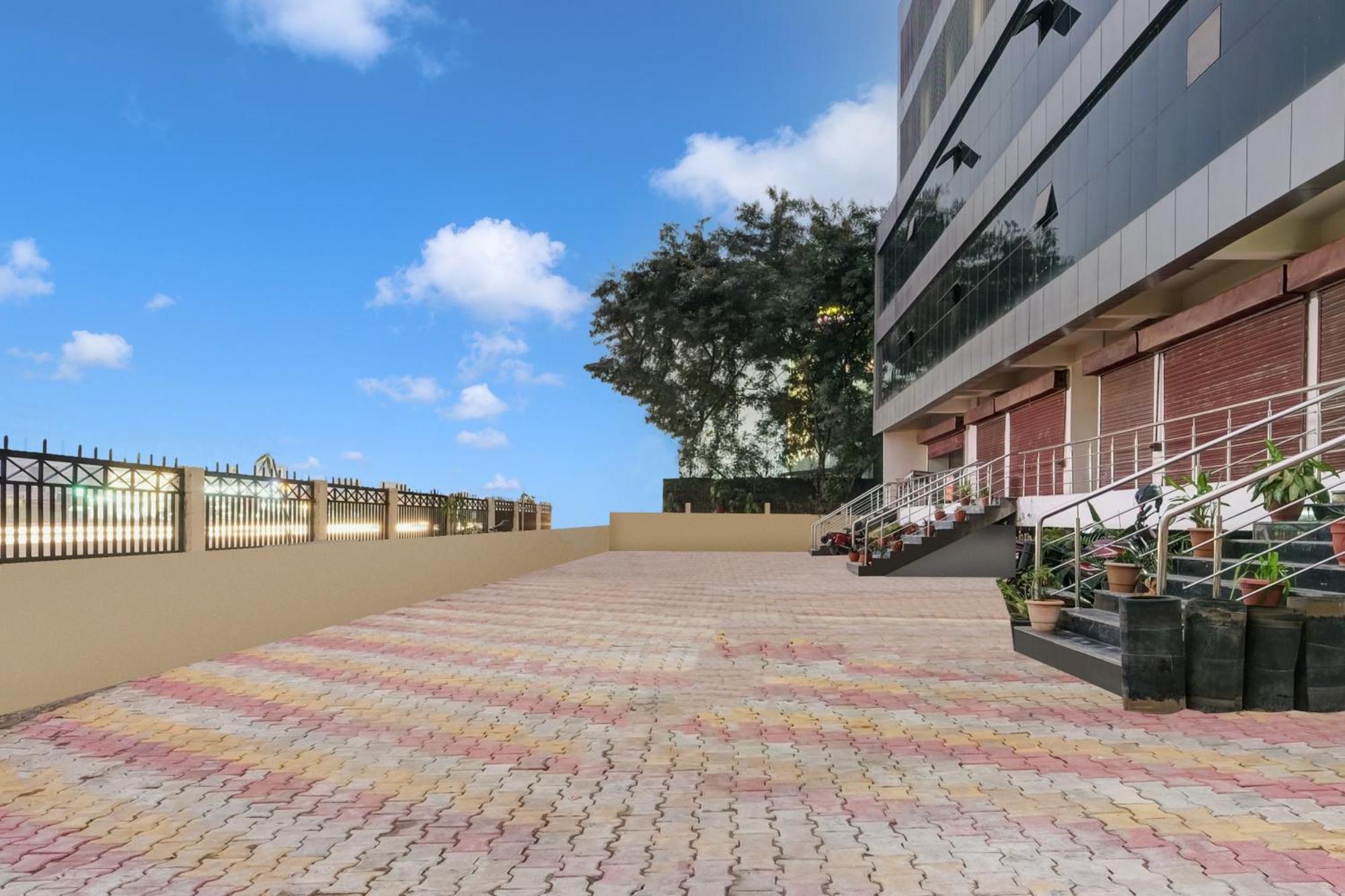 Townhouse Oak Sarusajai Stadium Dispur Εξωτερικό φωτογραφία