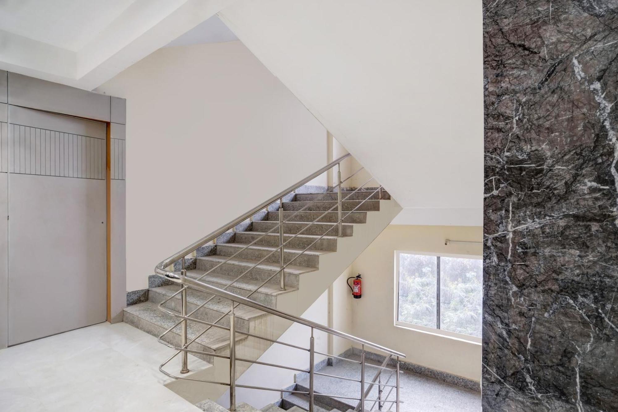Townhouse Oak Sarusajai Stadium Dispur Εξωτερικό φωτογραφία